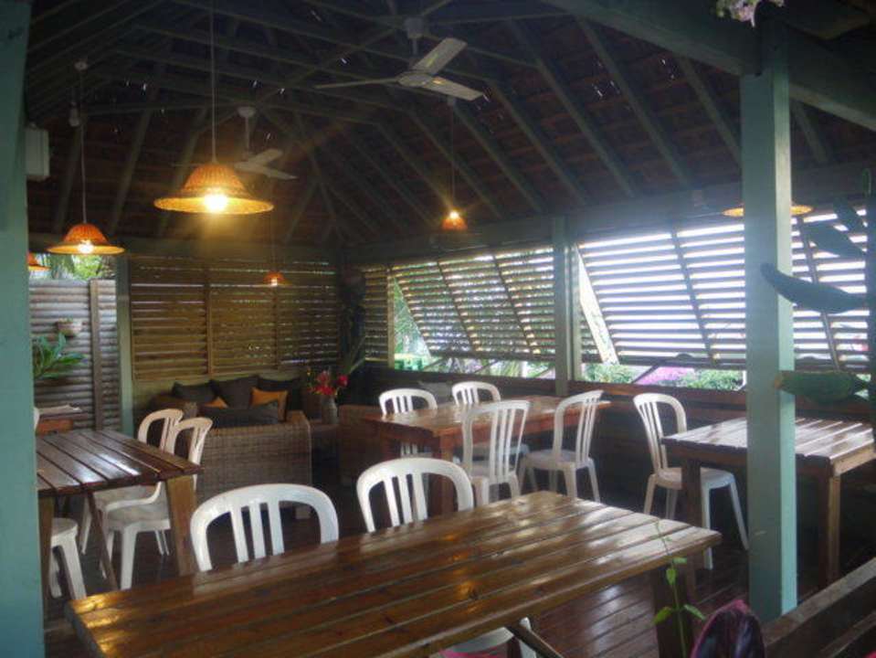 Die überdachte Terrasse (neben der Gemeinschaf Hotel Les Bougainvilliers