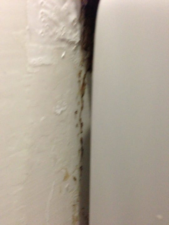 Schmutz zwischen der Wand und der Badewanne Arycanda Kirman Premium