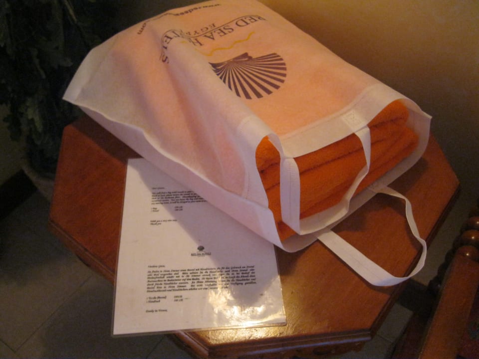 Im Zimmer liegt diese Badehandtuchtasche parat The Grand Resort