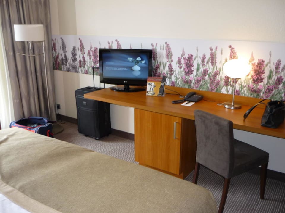 Anrichte mit TV Trans World Hotel Kranichhöhe