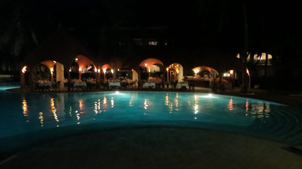Die Poolbeleuchtungen bei Nacht Hotel Southern Palms Beach Resort