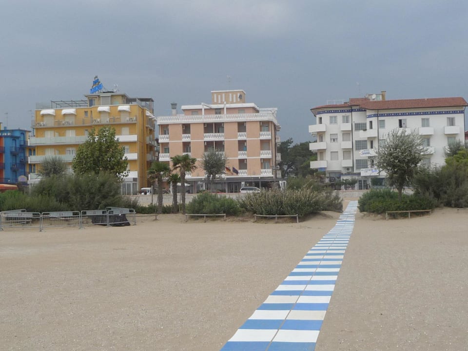 Das Hotel vom Strand aus gesehen Hotel Antoniana