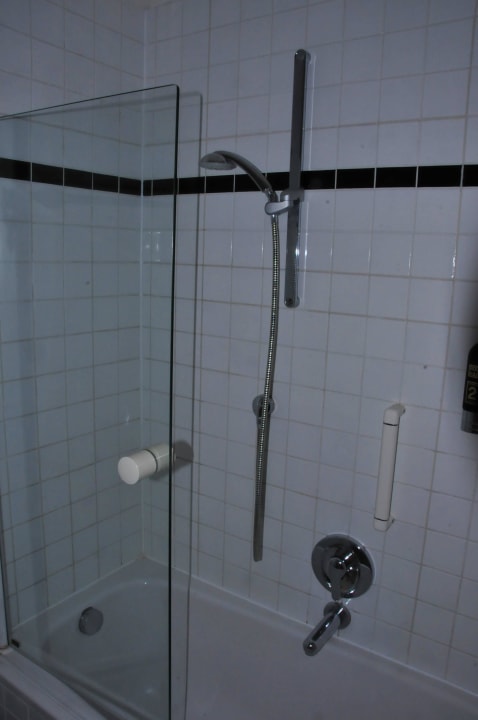 Bad - Badewanne mit Dusche Hotel Weisses Roß, Garni