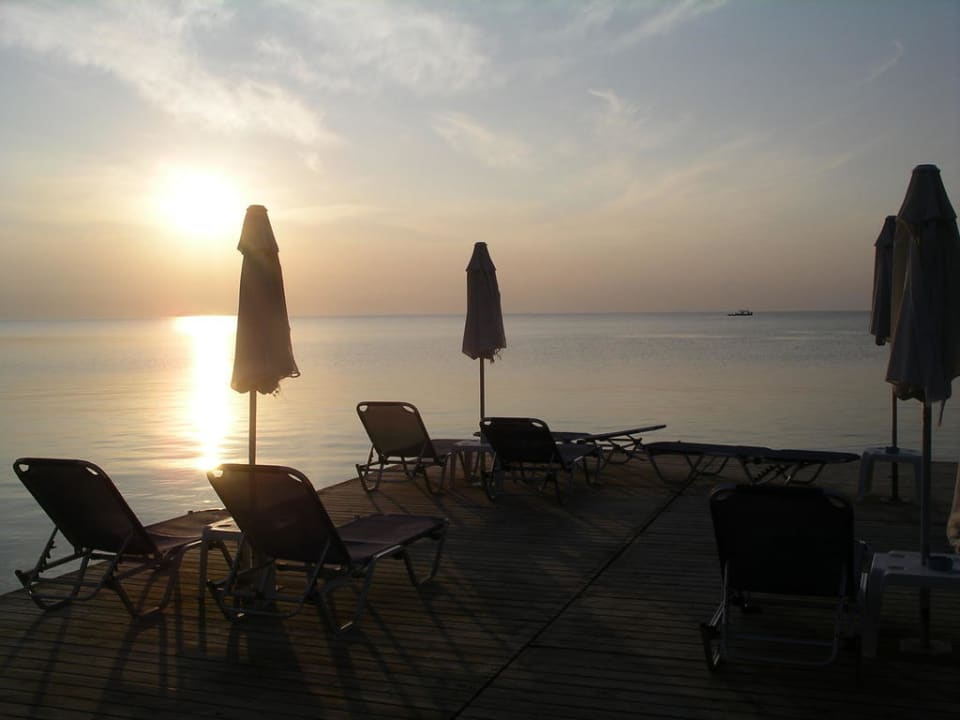 Liegeterrasse im Meer Aeolos Beach Resort