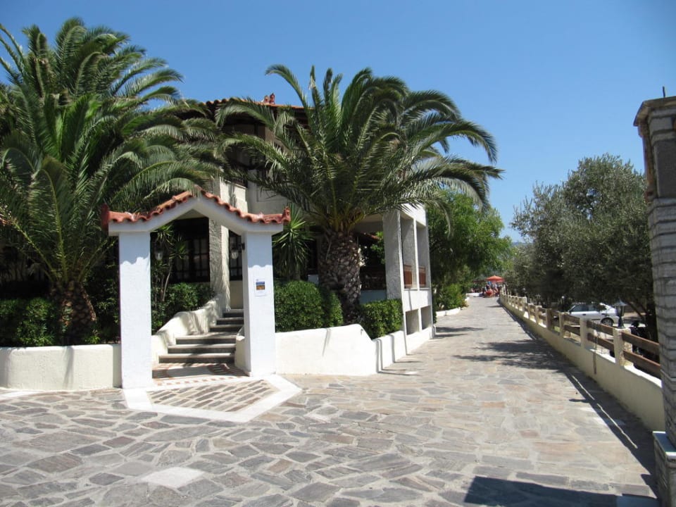 1 von 3 Zugängen zum Restaurant/Hauptpool Hotel Kampos Village Resort