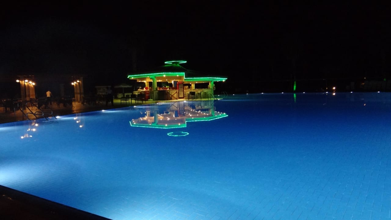 Hauptpool bei Nacht Club Tuana Fethiye