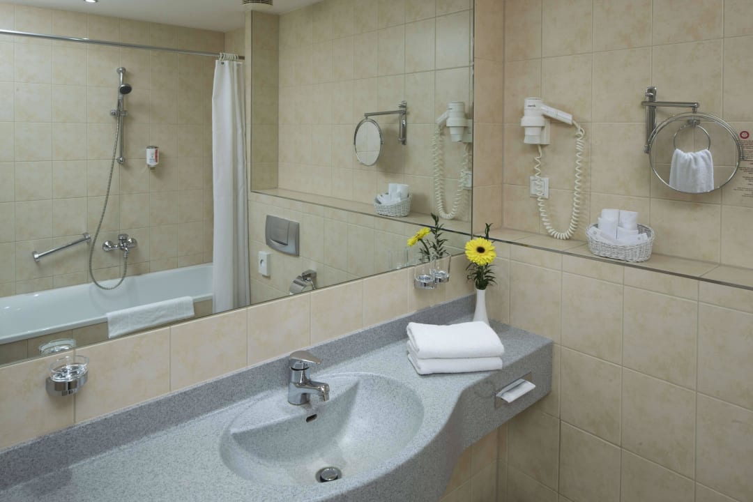 Badezimmer Standard-&Komfortzimmer, Juniorsuite Hollywood Media Hotel