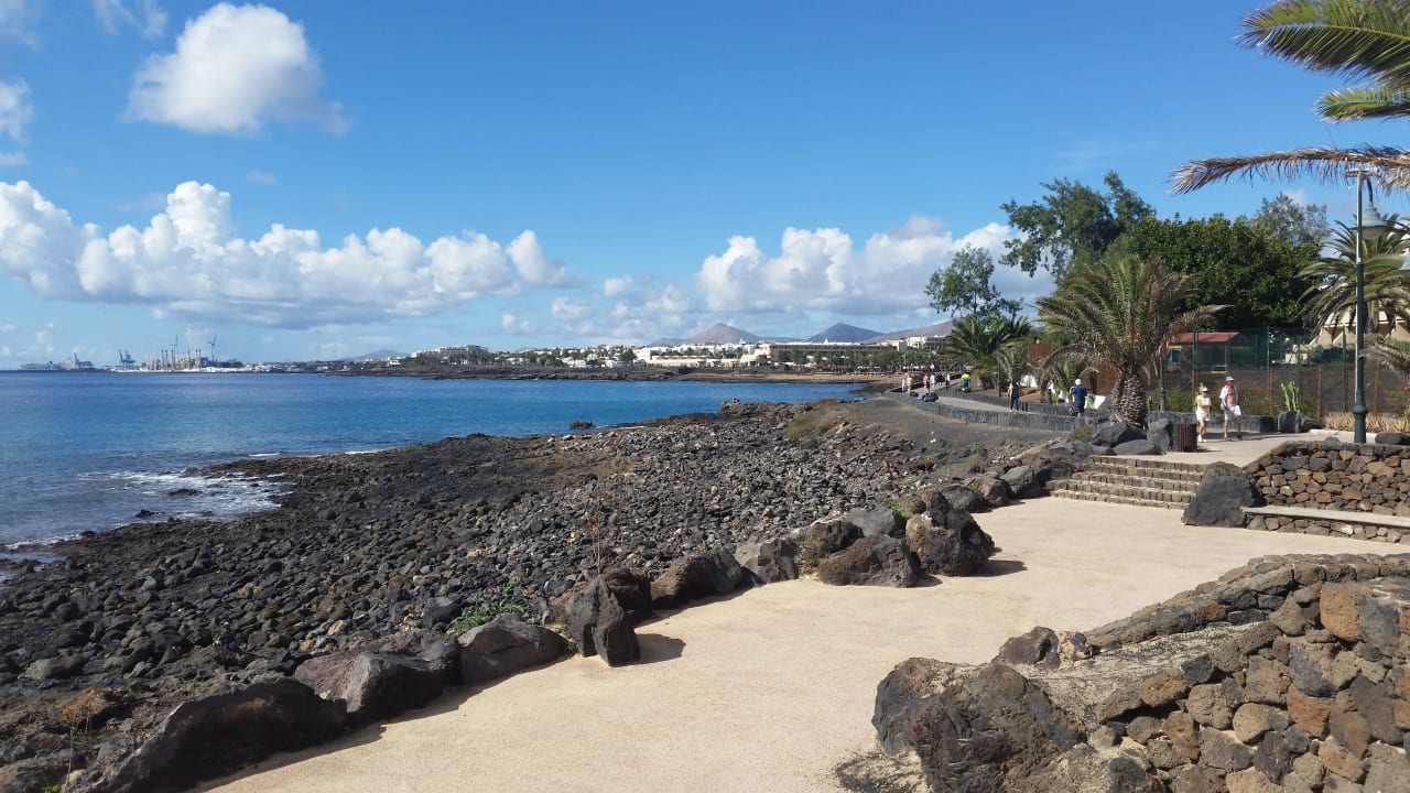 An der Strandpromenade hinter dem Hotel Hotel Grand Teguise Playa