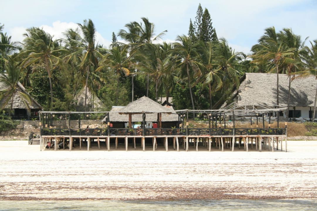 Hotelansicht von der Seeseite bei Ebbe Kilifi Bay Beach Resort