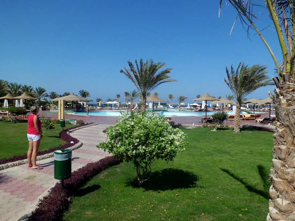 Gang vom Restaurant zu den Zimmern Three Corners Sea Beach Resort