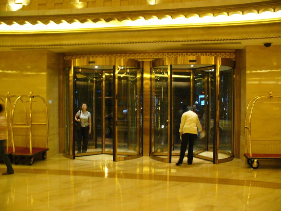 Eingangsbereich Radisson Blu Hotel Shanghai New World