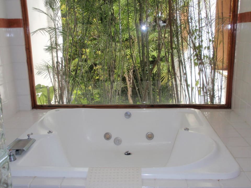 Whirlpool mit Blick in den Garten Hotel Mayaland