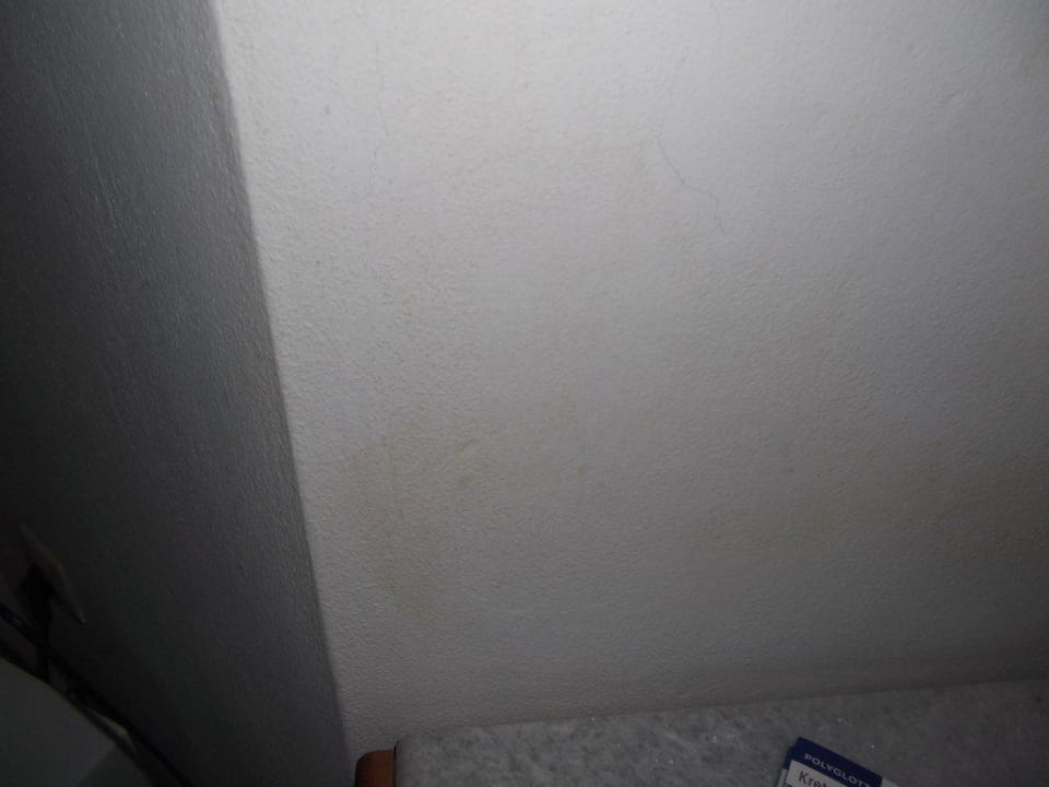 Wasserflecken an der Wand Hotel Dedalos Beach