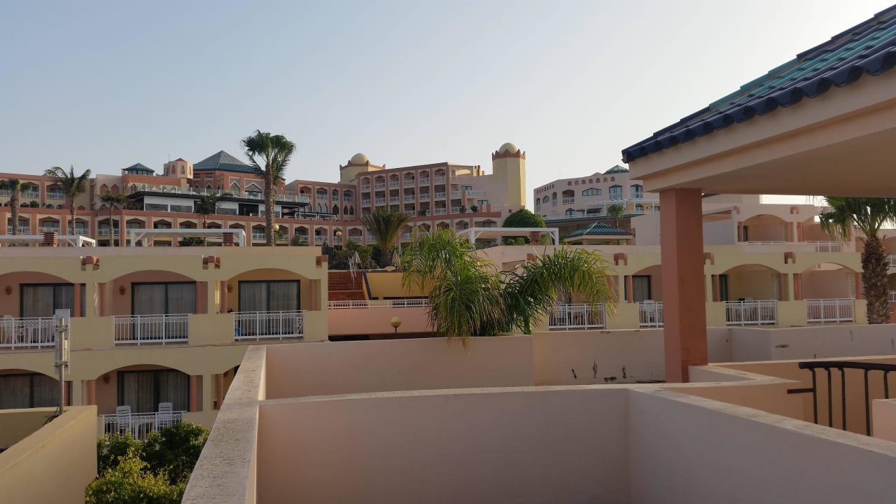 Blick von der Dachterrasse hoch zur Anlage H10 Playa Esmeralda - Adults only