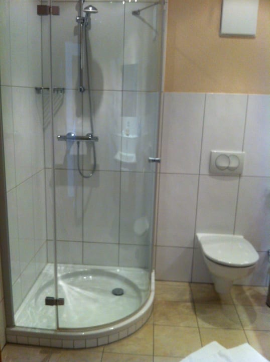 Dusche und WC Best Western Plus Parkhotel Maximilian Ottobeuren