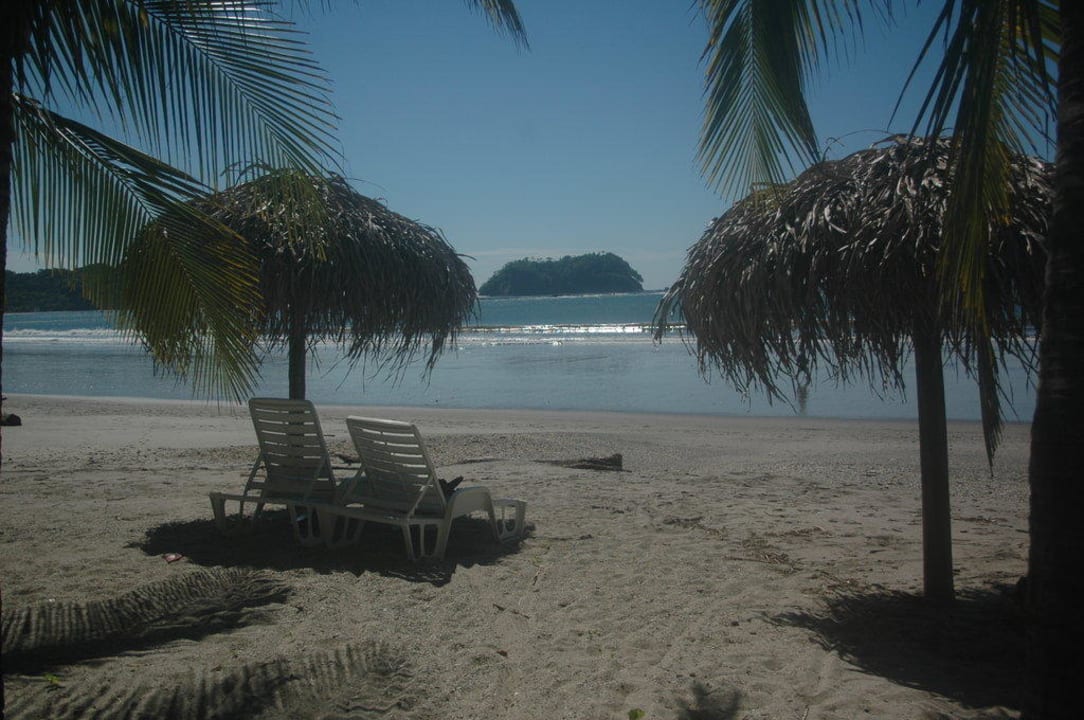 Hotel-Strand mit Sonnenschirmen Hotel Las Brisas del Pacifico