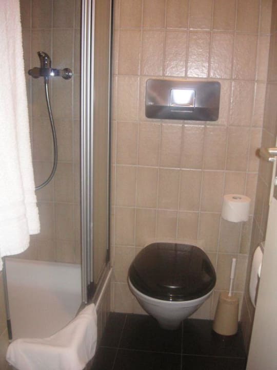 das kleine Badezimmer See- und Seminarhotel FloraAlpina