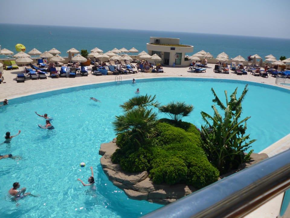 Ausblick von der Restaurantterrasse auf den Pool Melas Resort Hotel