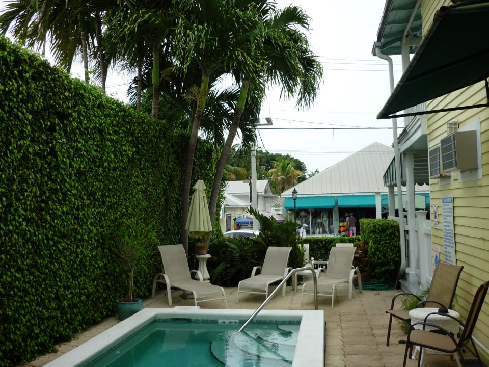 Pool mit Blick auf die Duval Street Hotel Duval Gardens