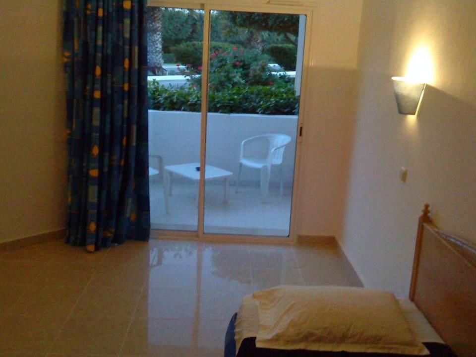 Blick vom Zimmer zur Terrasse Mahdia Beach & Aquapark