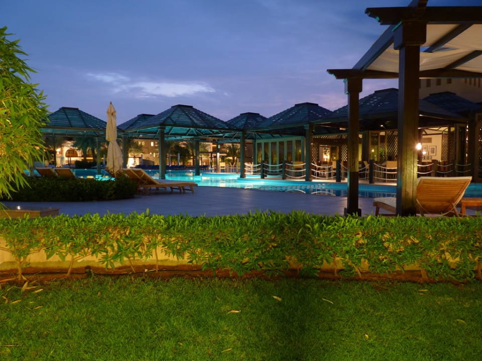 Pool bei Dämmerung Miramar Al Aqah Beach Resort