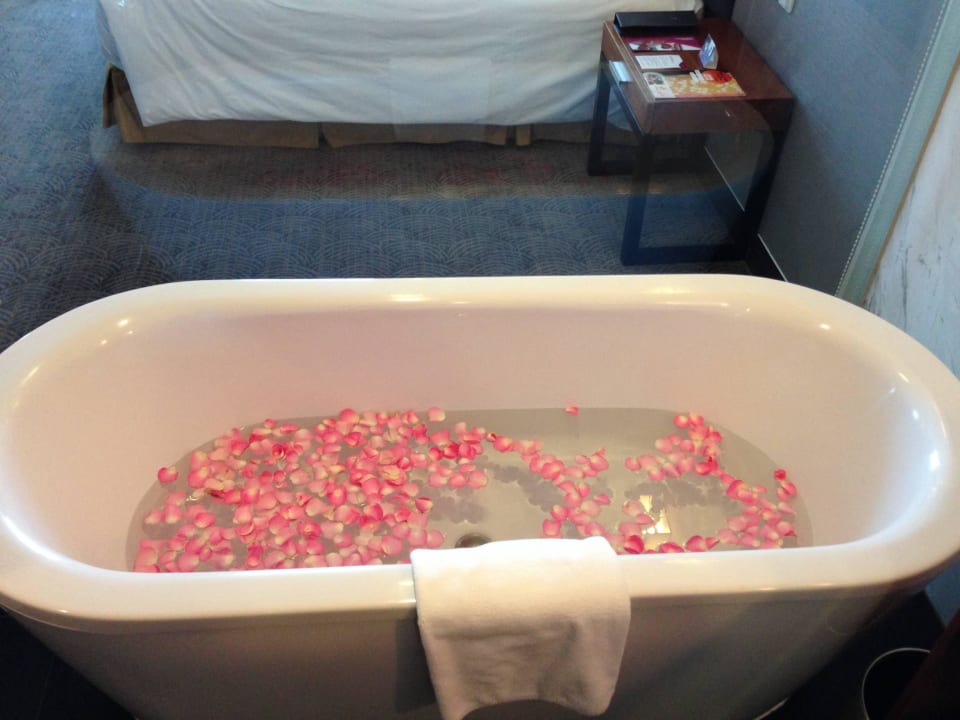 Badewanne für Honeymooner Hotel Crowne Plaza West Hanoi