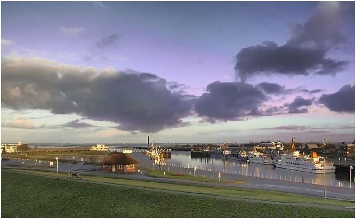 Blick auf den Hafen von Bensersiel Vier Jahreszeiten am Yachthafen