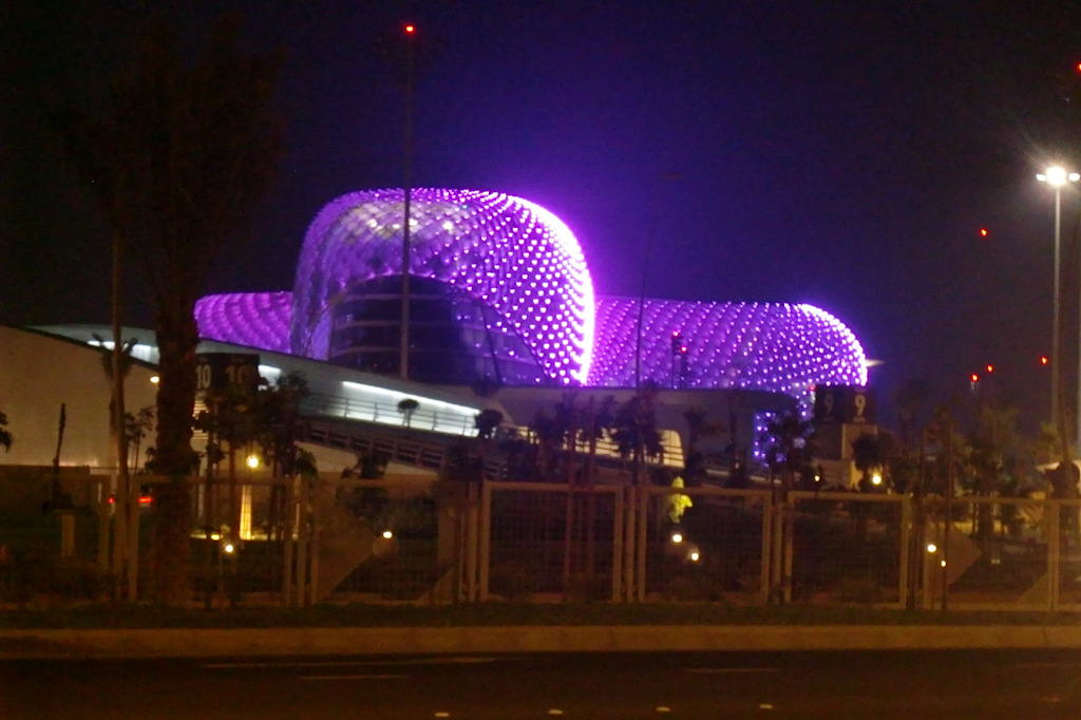 Bei Nacht W Abu Dhabi - Yas Island