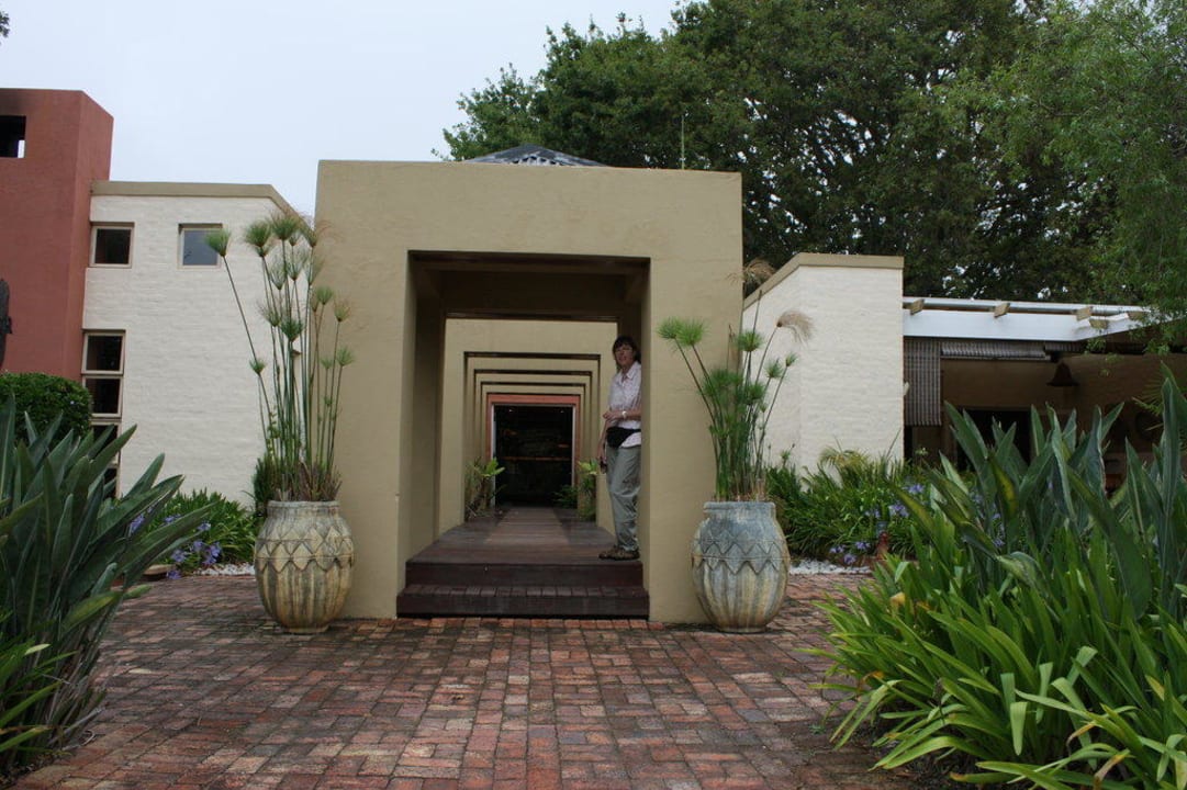 Eingang Hotel Lily Pond Lodge