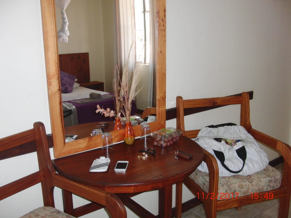 Spiegel 2 Stühle Tischlein Hammerstein Lodge & Camp