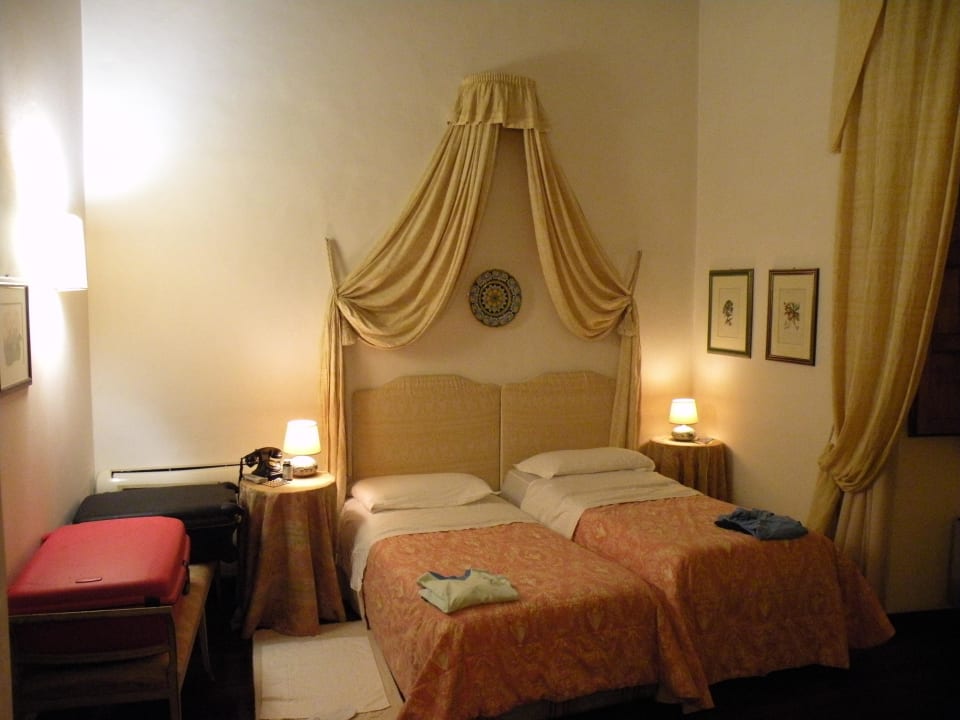 Schlafseite des Doppelzimmers Hotel Castello dell'Oscano