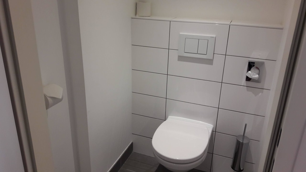 Bad/Dusche/WC. Alles tip top sauber Hotel Zeitgeist Vienna Hauptbahnhof