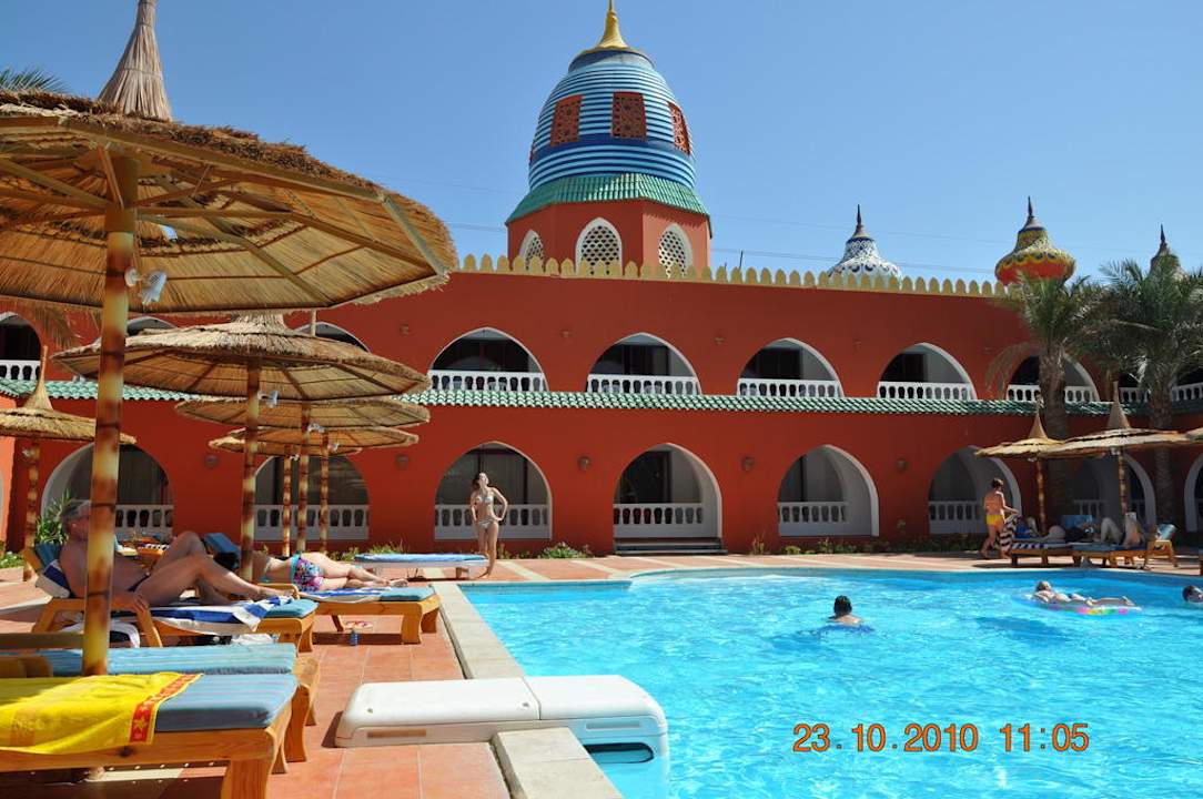 Jeden z5 basenów Pickalbatros Alf Leila Wa Leila Resort - Neverland Hurghada