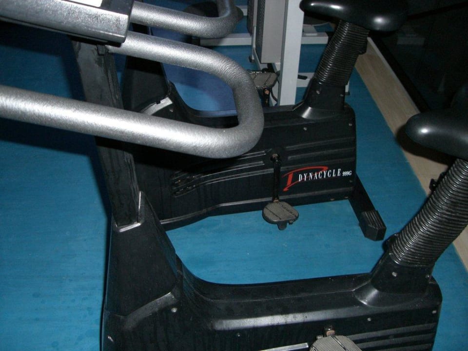 Schmutzige Fitnessgeräte und schmutziger Boden Welikehotel Marfil Playa