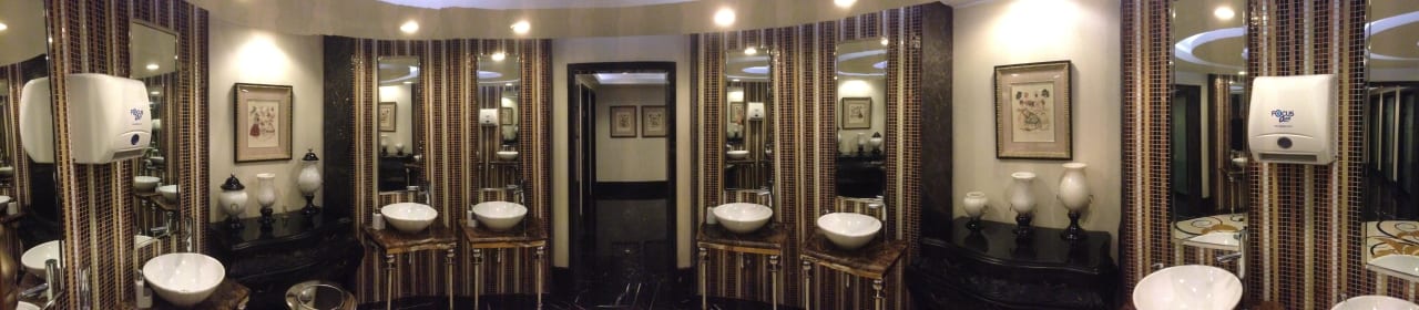 Schöner Vorraum einer Toilette der Lobby Hotel Delphin Imperial