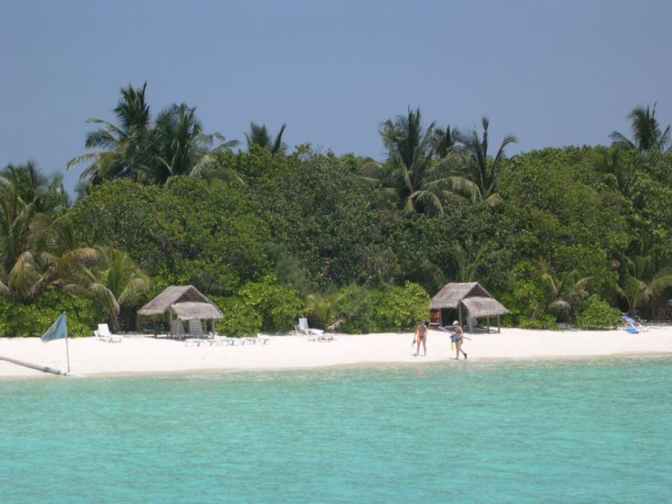Strand vom Landungssteg Summer Island Maldives