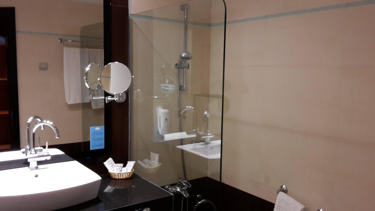 Badezimmer mit großer, ebenerdiger Dusche Hotel Las Costas