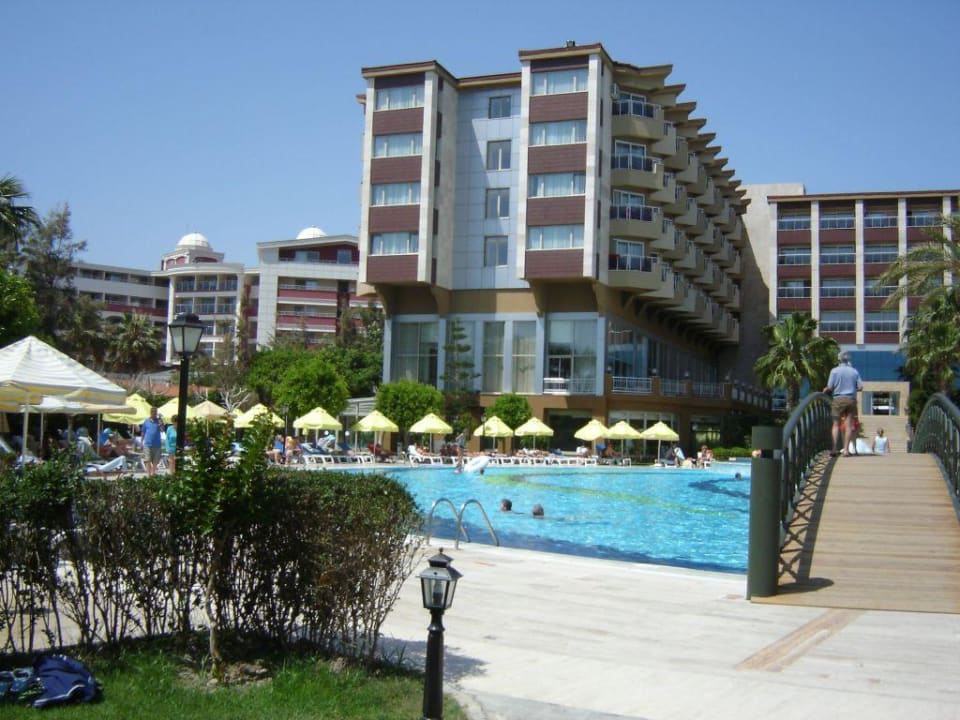 Blick von Strandbar aufs Hotel. Hotel Terrace Beach Resort