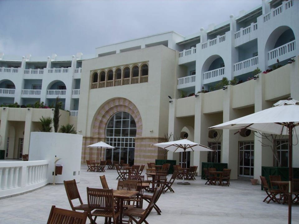 Blick in den Innenhof mit Terrasse Medina Solaria & Thalasso