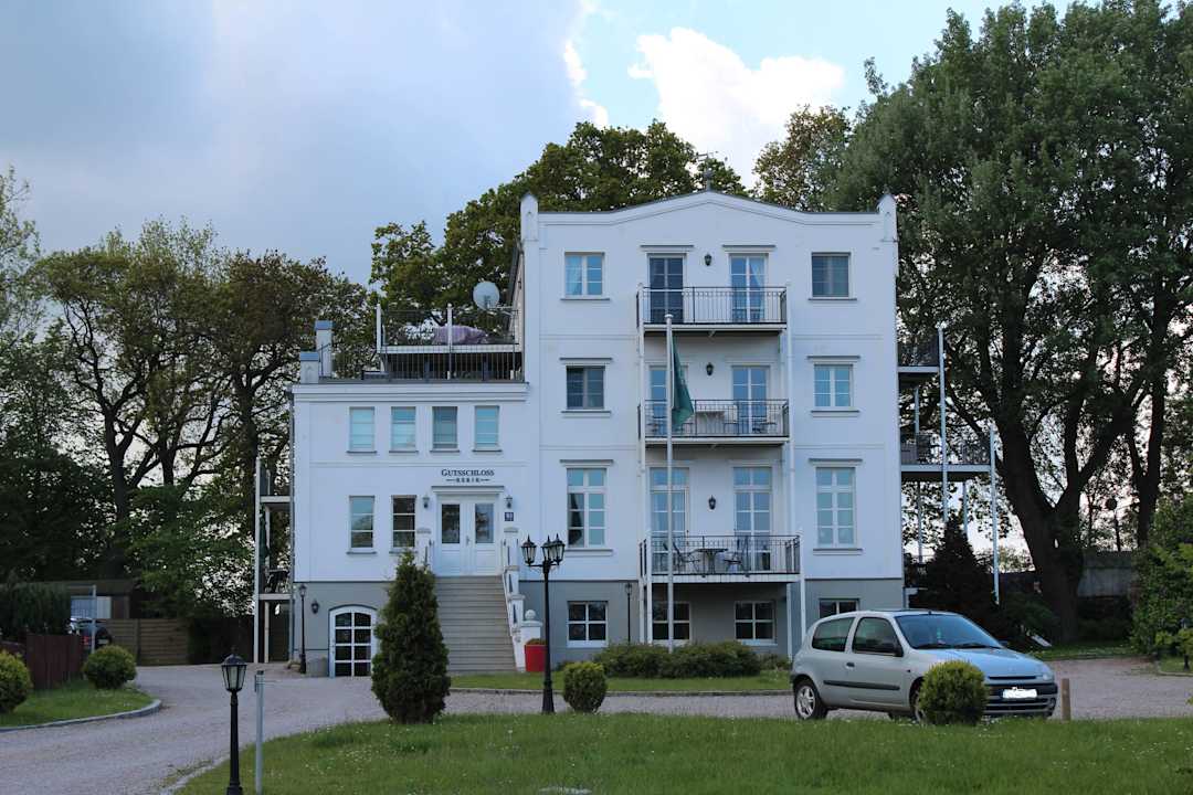 Ansicht Gutsschloss von der Auffahrt Ferienwohnung Audrey Gutsschloss Rerik