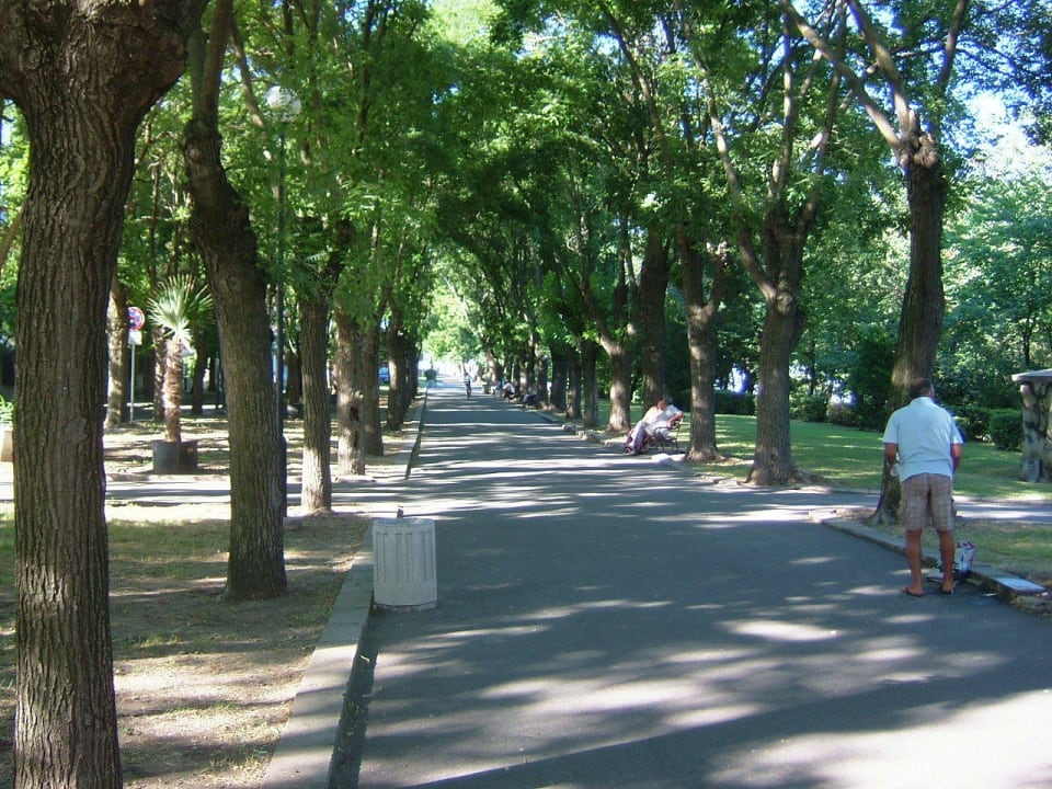 Der Park beginnt neben dem Hotel Grand Hotel & SPA Primoretz