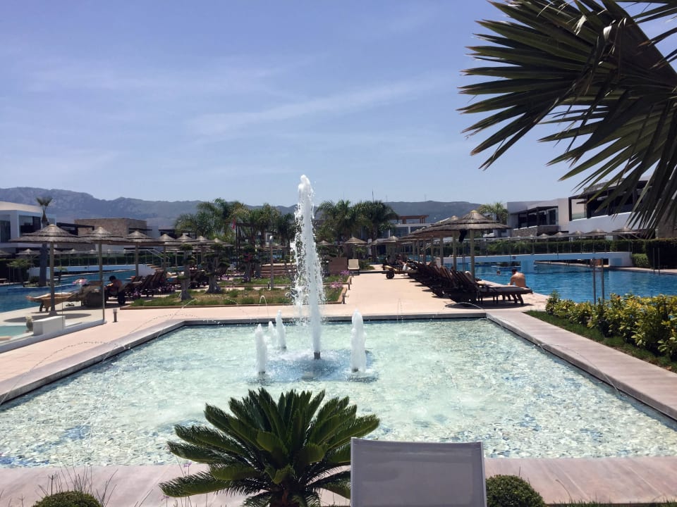 Schöne Wasserfontäne TUI BLUE Palazzo del Mare