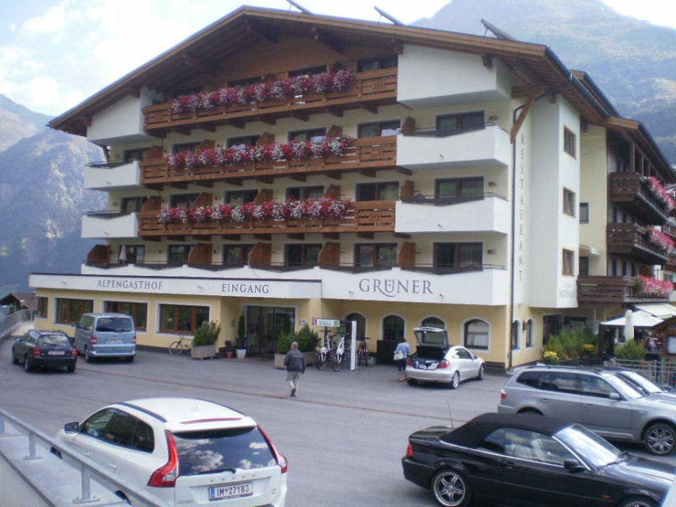 Frontseite mit Eingangsbereich und Parkplatz Alpengasthof Grüner