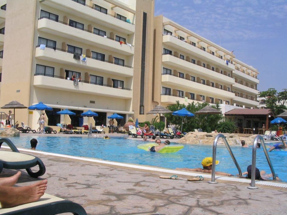 Widok od strony basenu Atlantica Sancta Napa Hotel