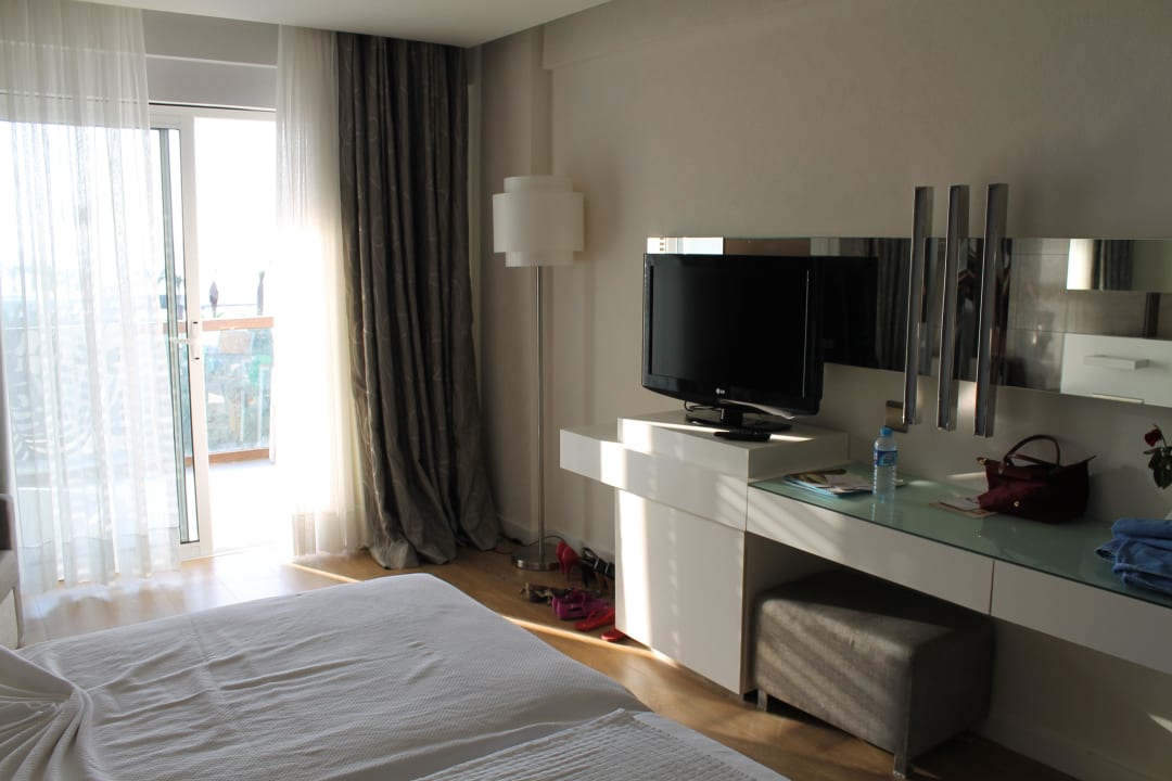 Modern eingerichtetes Zimmer Gold Island Selected