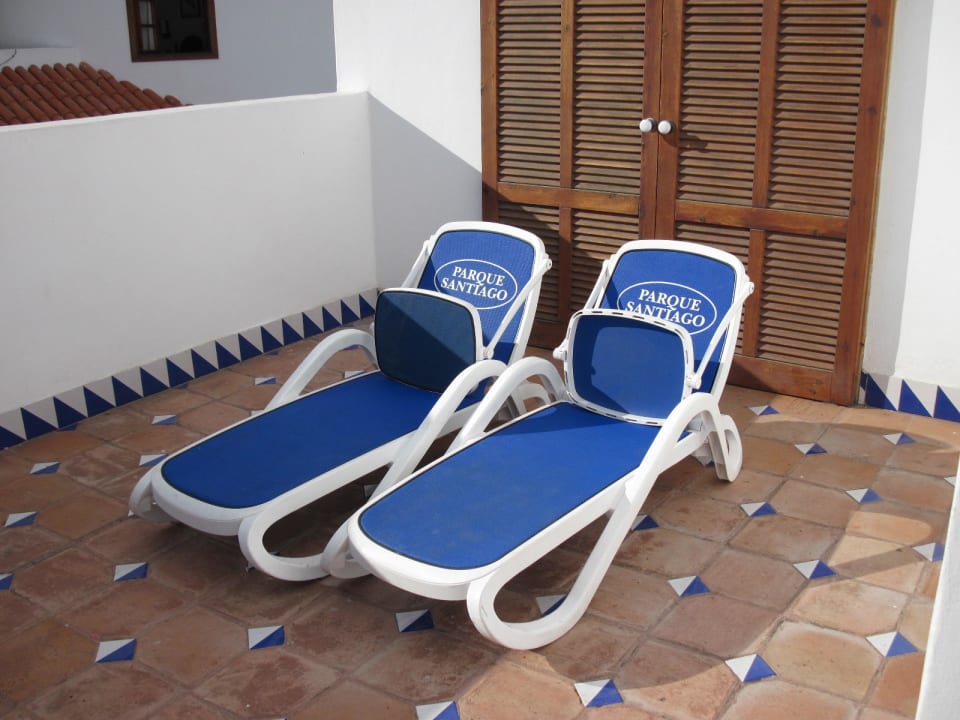 Liegestühle auf der Terrasse Parque Santiago III Official