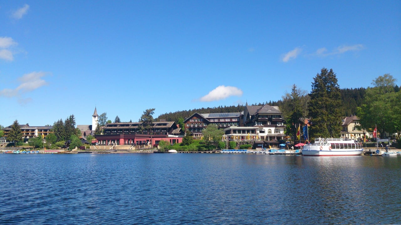 Blick auf das Hotel vom See Treschers Schwarzwald Hotel