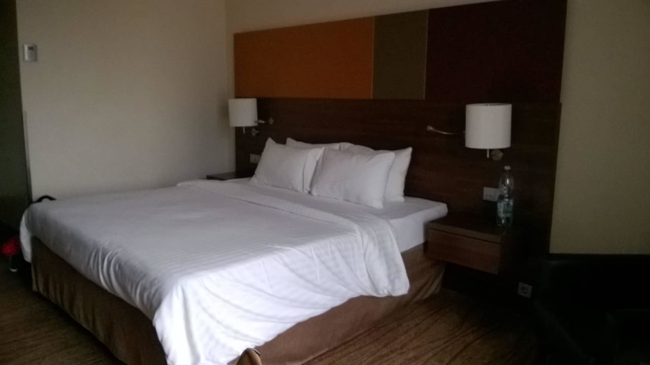 Blick auf das Bett Hotel Courtyard by Marriott Linz