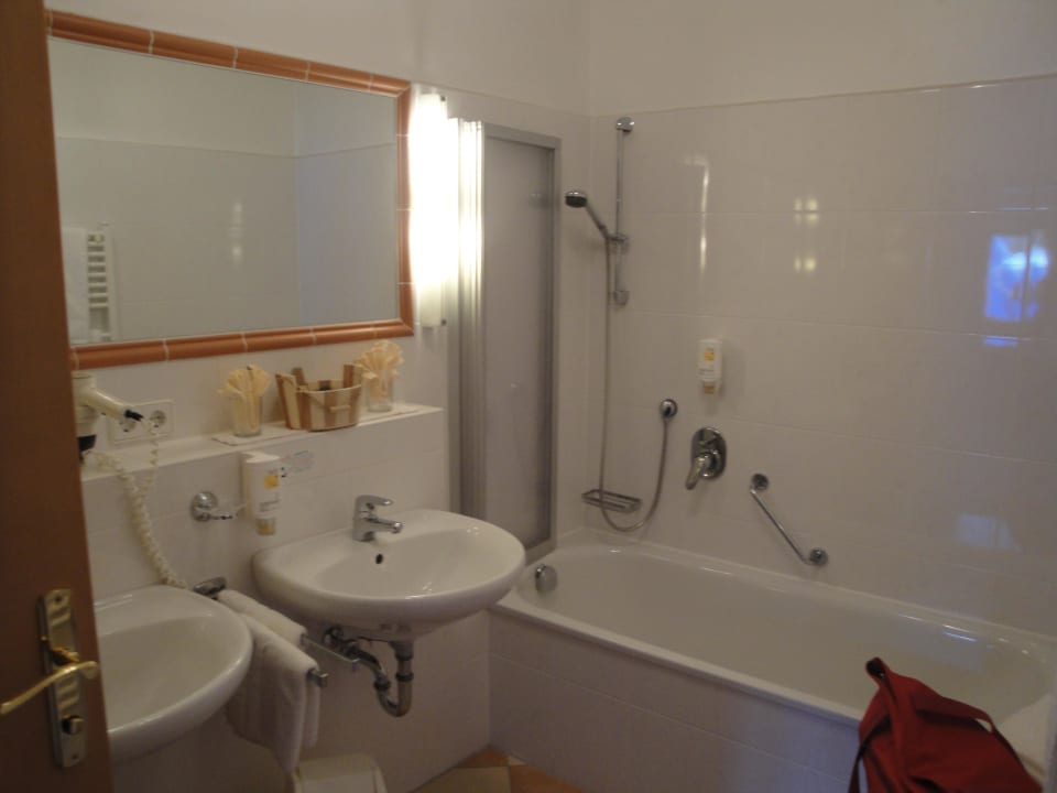 Das Bad schön groß Hotel Tanneck