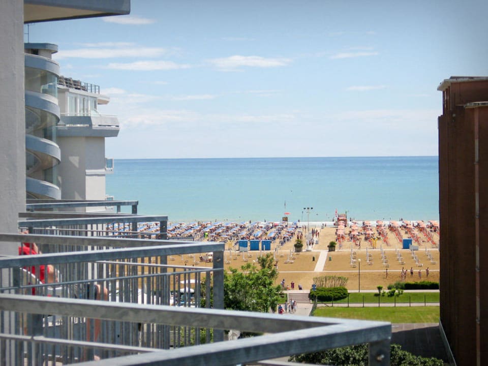 Blick vom Balkon auf den Strand Hotel Luna